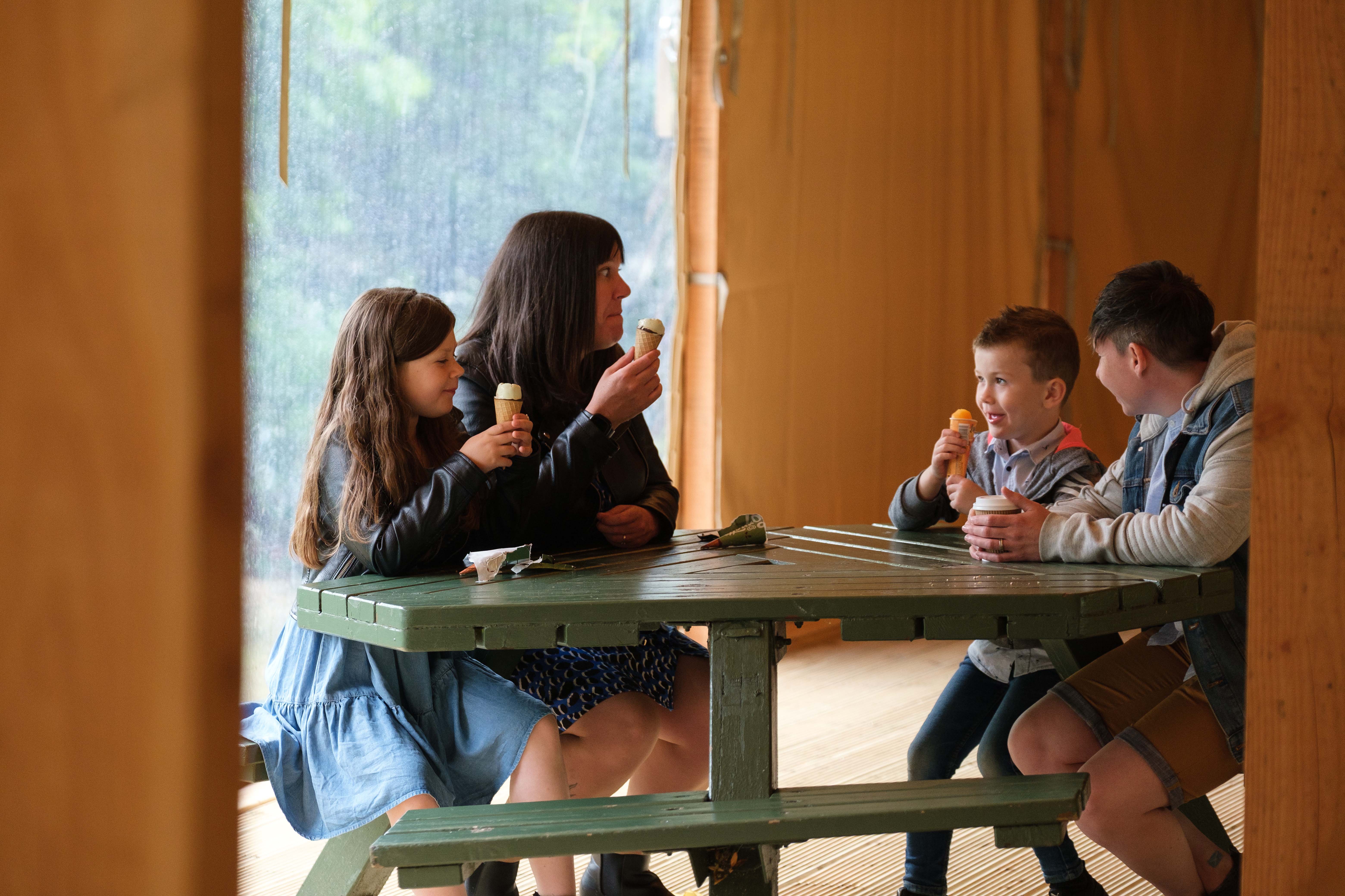 Family picnic in Lemur Lodge IMAGE: Robin Mair 2022