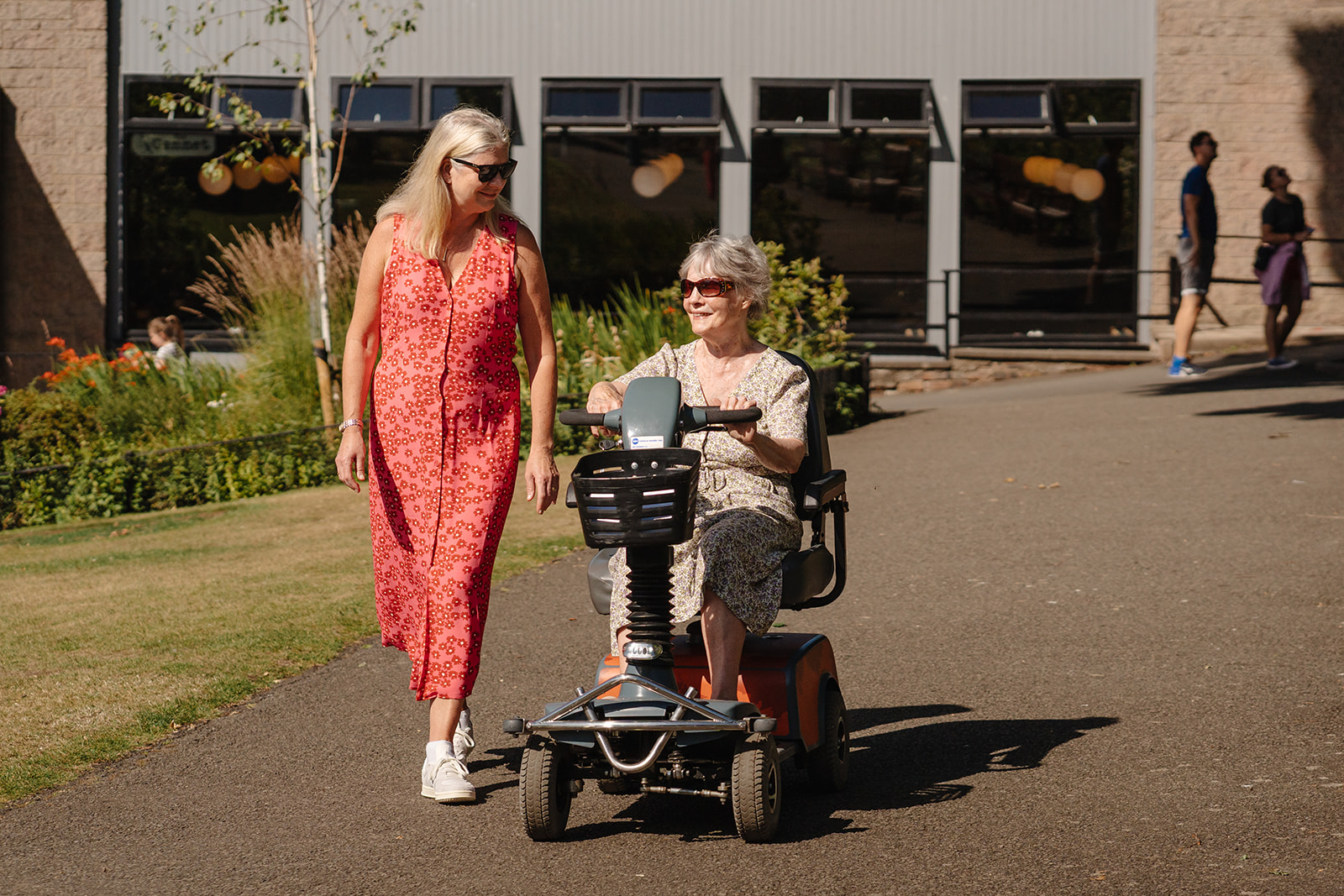 Edinburgh Zoo visitors next to Mansion House lawn. IMAGE: Rachel Hein July 2025
