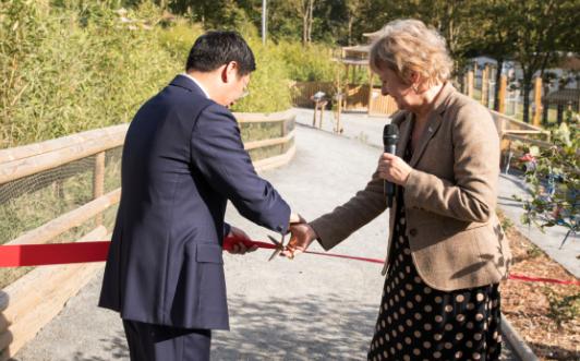 Mr Chunliang LI, vice administrator of China National Forestry and Grassland Administration, and Roseanna Cunningham open new giant panda enclosure 

Image: 2019