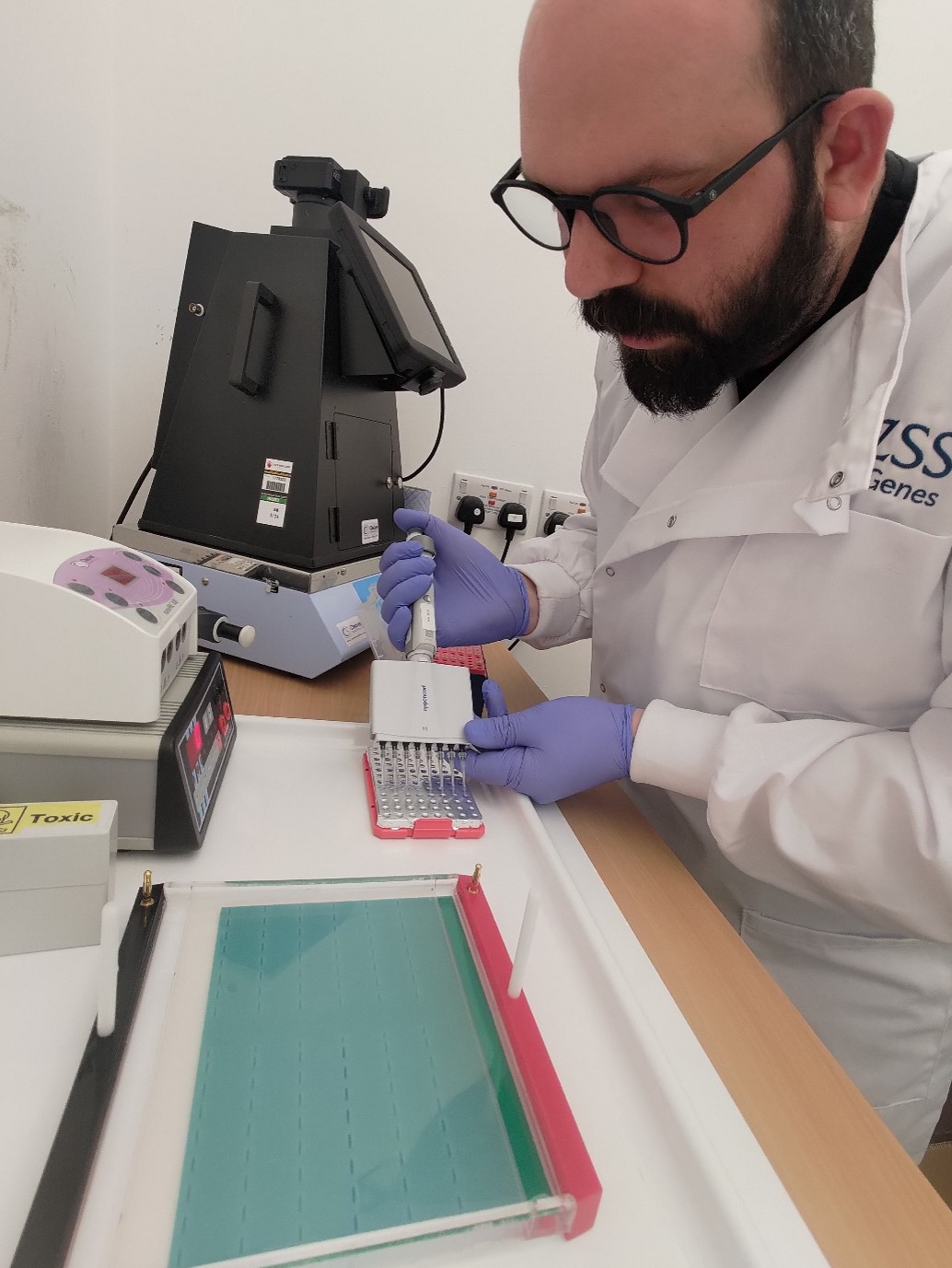 Hyacinth macaw lab testing IMAGE Liz Heap 2025